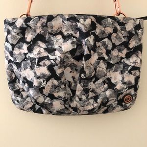 Super cute Lululemon purse!